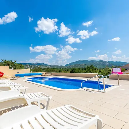 Cozy In With Outdoor Swimming Pool Casa de Férias Neoric
